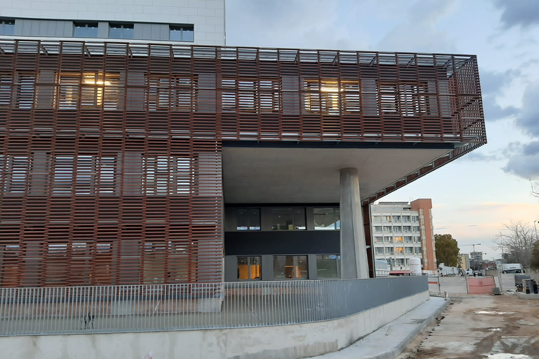 Edificio Asclepios III en Hospital de Bari equipado con celosías de pino termotratado de Gradhermetic