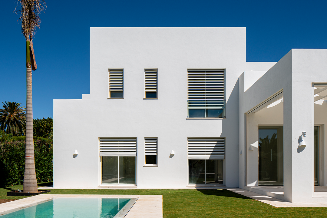 Vivienda unifamiliar en Marbella equipada con persianas replegables orientables de aluminio Dherma 100 de Gradhermetic