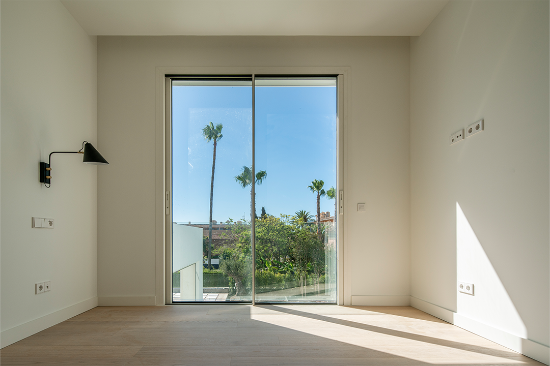 Vivienda unifamiliar en Marbella equipada con persianas replegables orientables de aluminio Dherma 100 de Gradhermetic