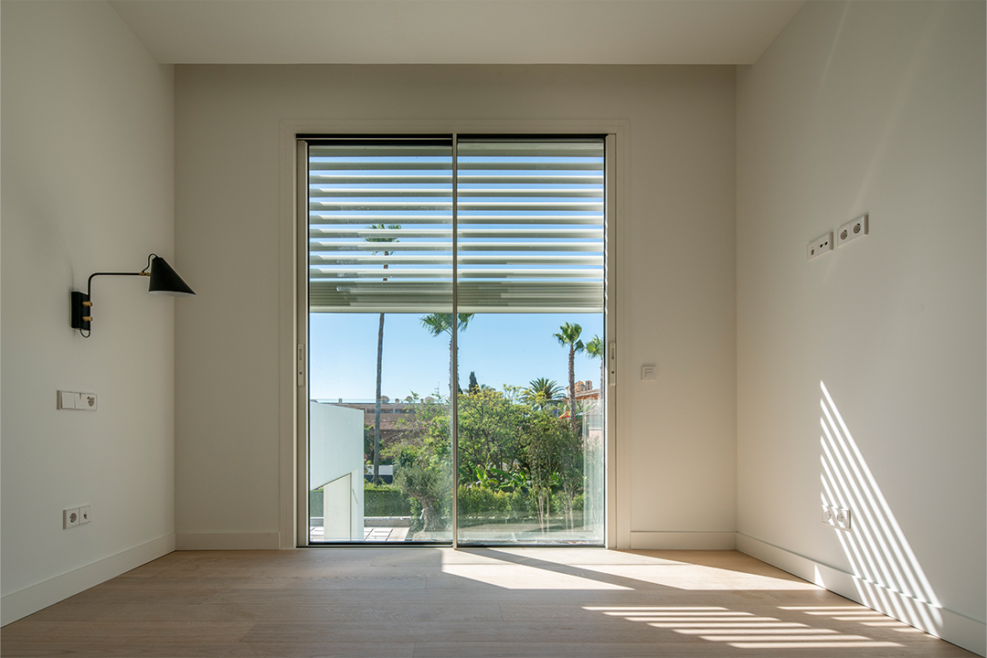 Vivienda unifamiliar en Marbella equipada con persianas replegables orientables de aluminio Dherma 100 de Gradhermetic 10